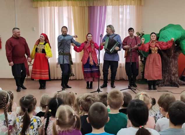 Ансамбль «Миряне» выступил в детском саду № 88